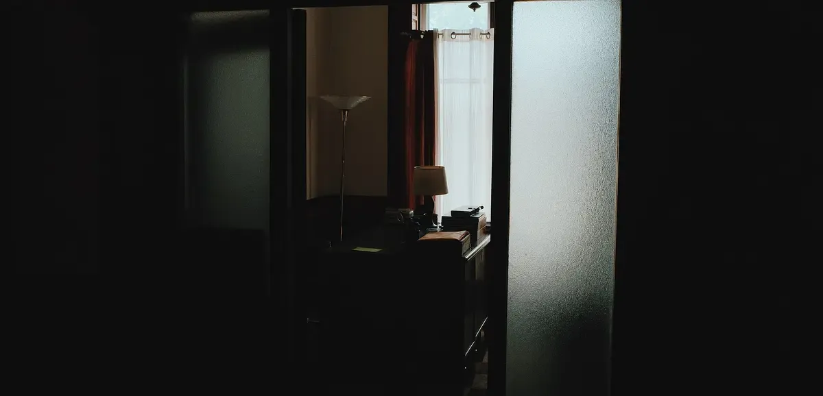 Before: empty room (original photo)